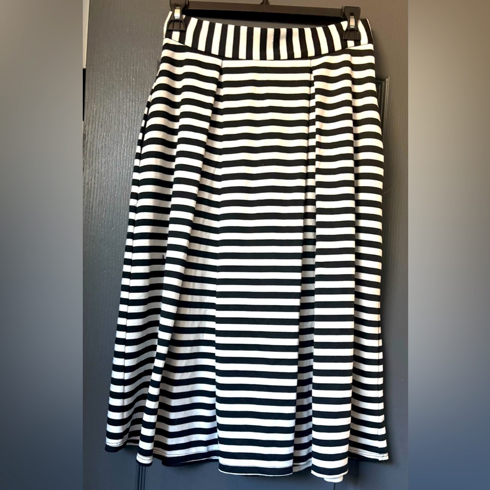 ☀️WAYF mid length skirt (knee or just below) size small